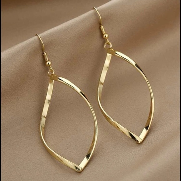 ✨ 18k gold tone earrings ✨
